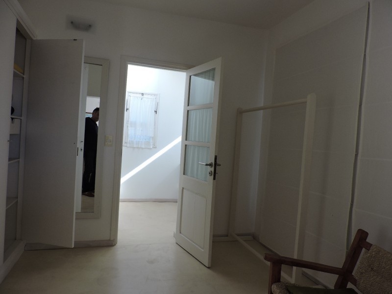 Casa en alquiler y venta bien ubicada en el centro de la Barra .