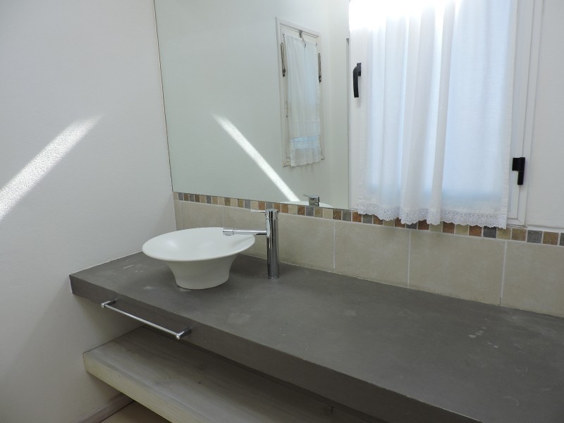 Casa en alquiler y venta bien ubicada en el centro de la Barra .