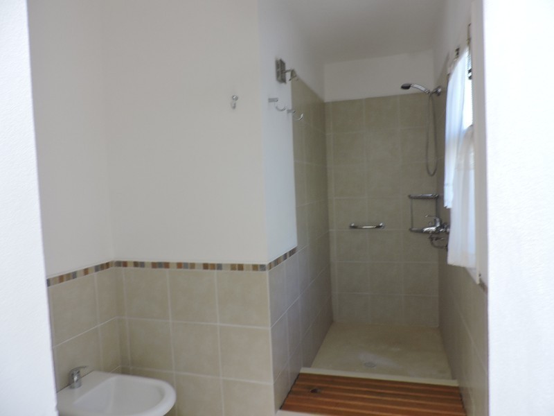 Casa en alquiler y venta bien ubicada en el centro de la Barra .