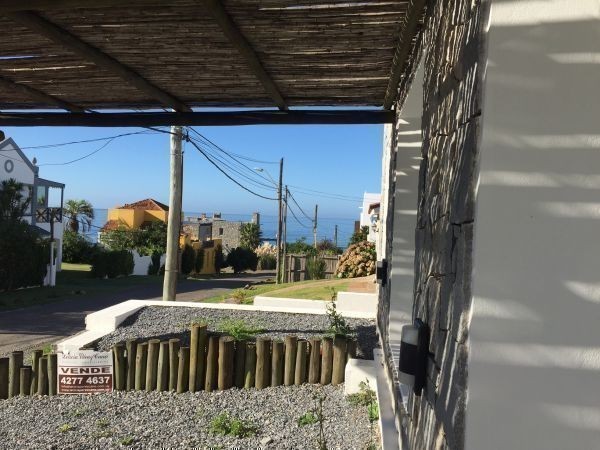 Casa en alquiler y venta bien ubicada en el centro de la Barra .