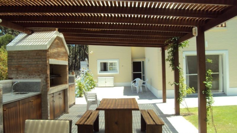 Casa en alquiler cerca del mar sobre Montoya, La Barra.