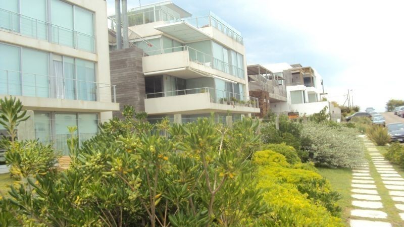 Increible departamento con jardin en Manantiales en venta