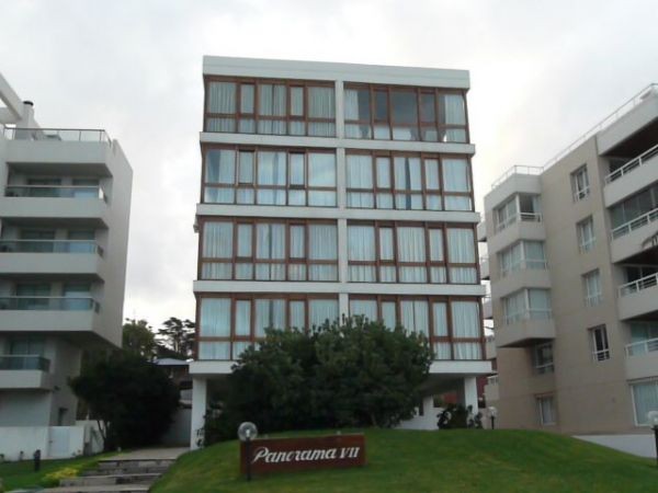 Departamento en alquiler sobre primera linea en Punta Del Este