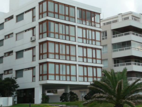 Departamento en alquiler sobre primera linea en Punta Del Este