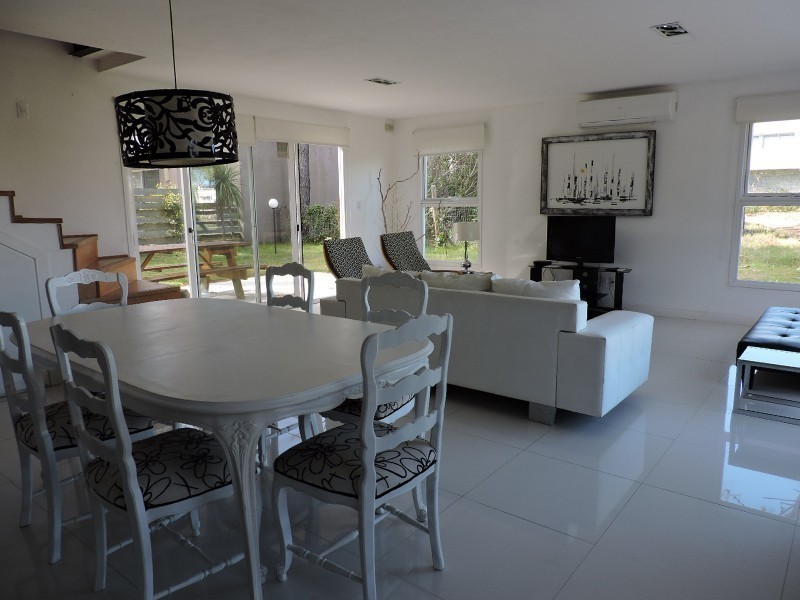 Casa moderna en alquiler en Montoya 