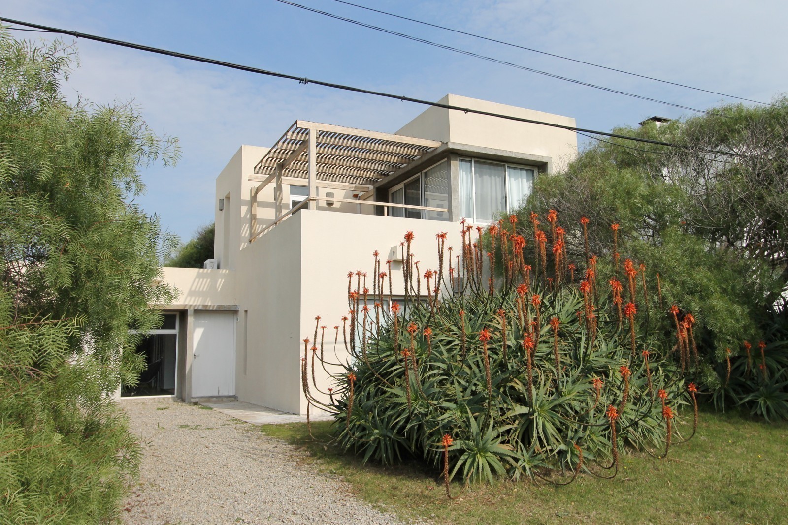 Casa moderna en Manantiales a tres cuadras del mar