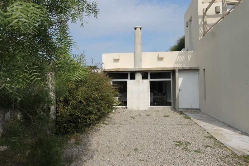 Casa moderna en Manantiales a tres cuadras del mar