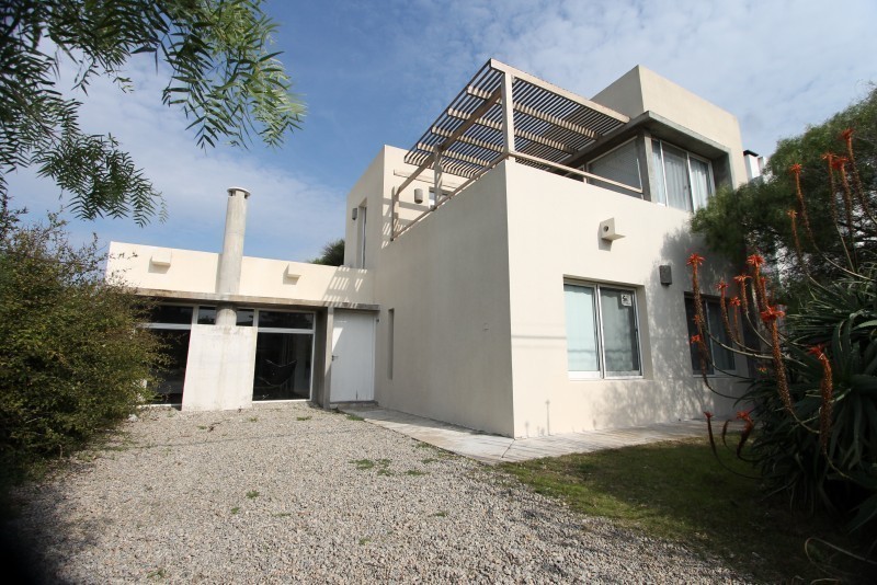 Casa moderna en Manantiales a tres cuadras del mar