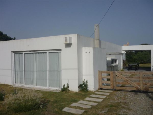 En Manantiales a 3 cuadras del la playa.
