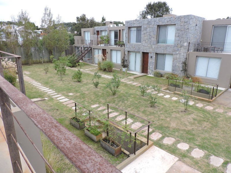 Apartamento en Manantiales a pasitos del mar, ambientes luminosos y frescos.