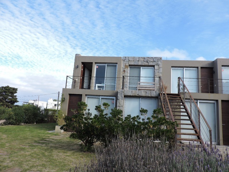 Apartamento en Manantiales a pasitos del mar, ambientes luminosos y frescos.