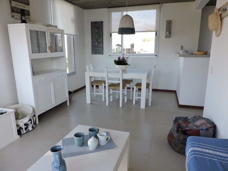 Apartamento en Manantiales a pasitos del mar, ambientes luminosos y frescos.
