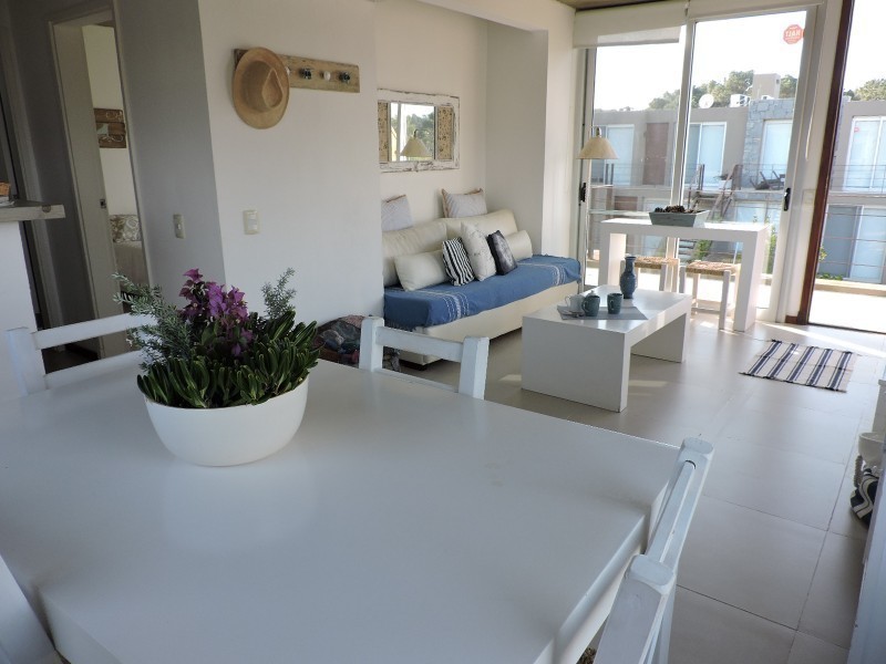 Apartamento en Manantiales a pasitos del mar, ambientes luminosos y frescos.