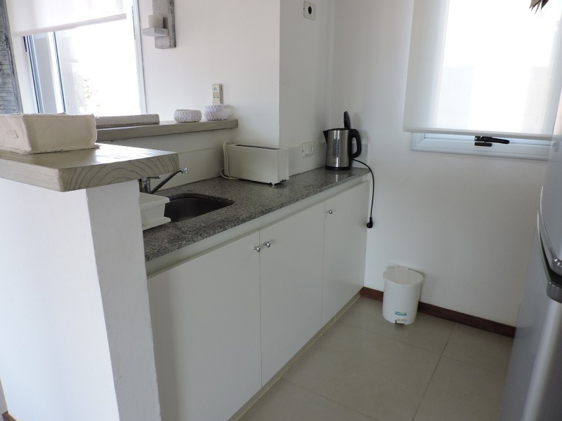 Apartamento en Manantiales a pasitos del mar, ambientes luminosos y frescos.
