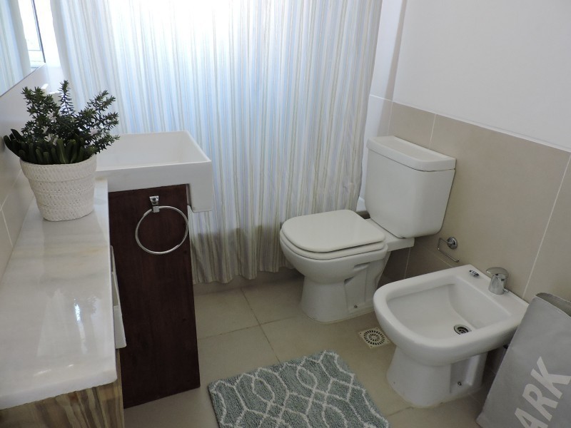 Apartamento en Manantiales a pasitos del mar, ambientes luminosos y frescos.