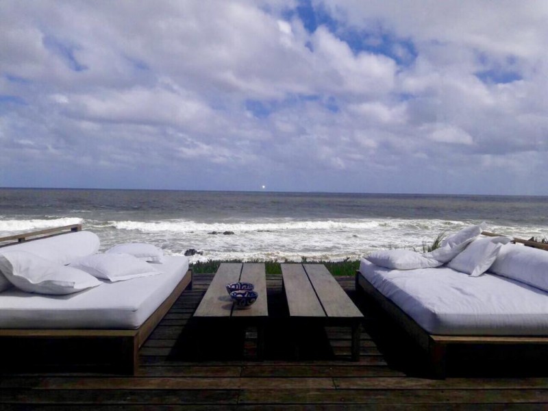 Espectacular casa sobre el mar en la Posta en alquiler y venta.