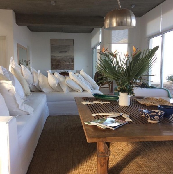 Espectacular casa sobre el mar en la Posta en alquiler y venta.