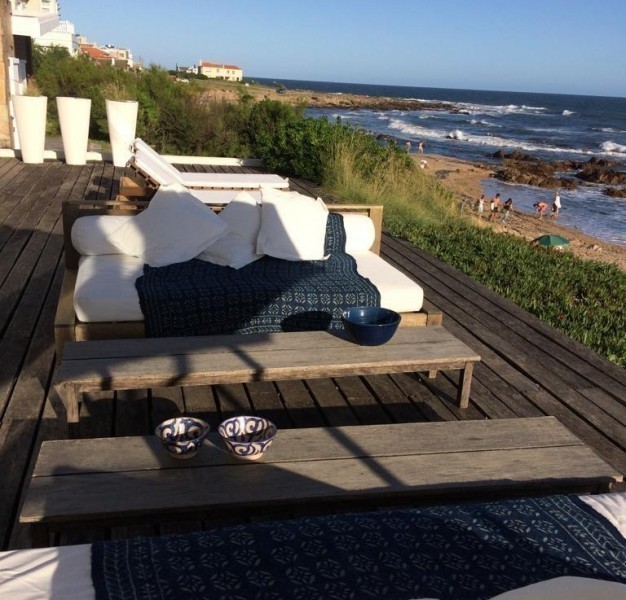 Espectacular casa sobre el mar en la Posta en alquiler y venta.