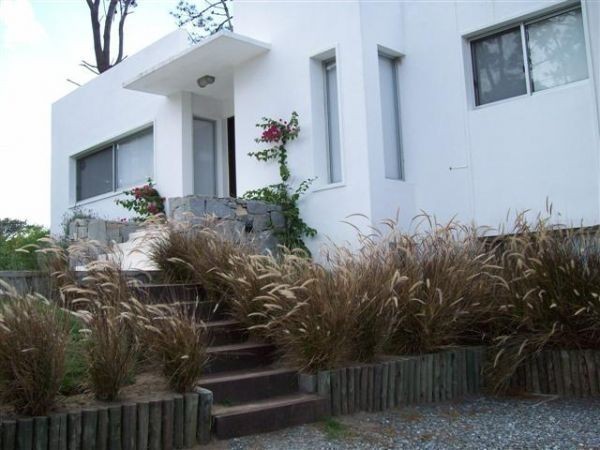 Casa racionalista en alquiler sobre las alturas de Montoya, La Barra