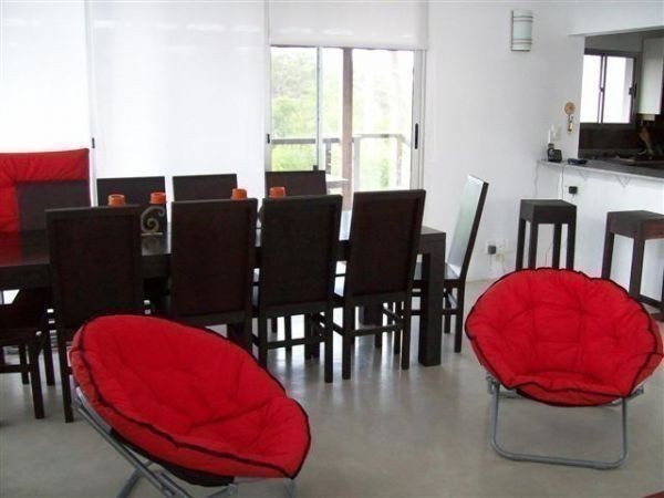 Casa racionalista en alquiler sobre las alturas de Montoya, La Barra