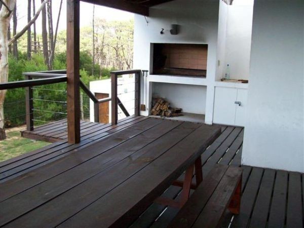 Casa racionalista en alquiler sobre las alturas de Montoya, La Barra