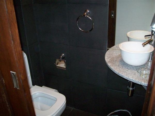 Casa racionalista en alquiler sobre las alturas de Montoya, La Barra