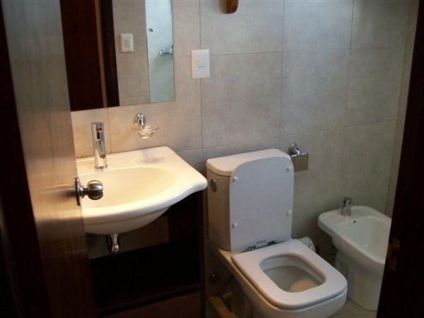 Casa racionalista en alquiler sobre las alturas de Montoya, La Barra