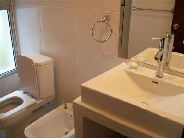 Casa racionalista en alquiler sobre las alturas de Montoya, La Barra