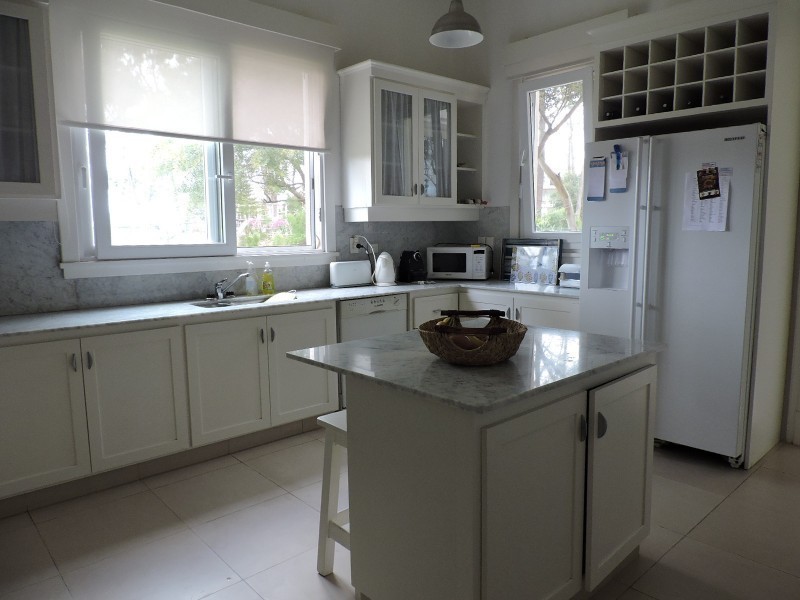 Casa de cinco dormitorios en alquiler en Laguna Blanca