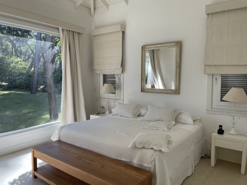 Casa de cinco dormitorios en alquiler en Laguna Blanca