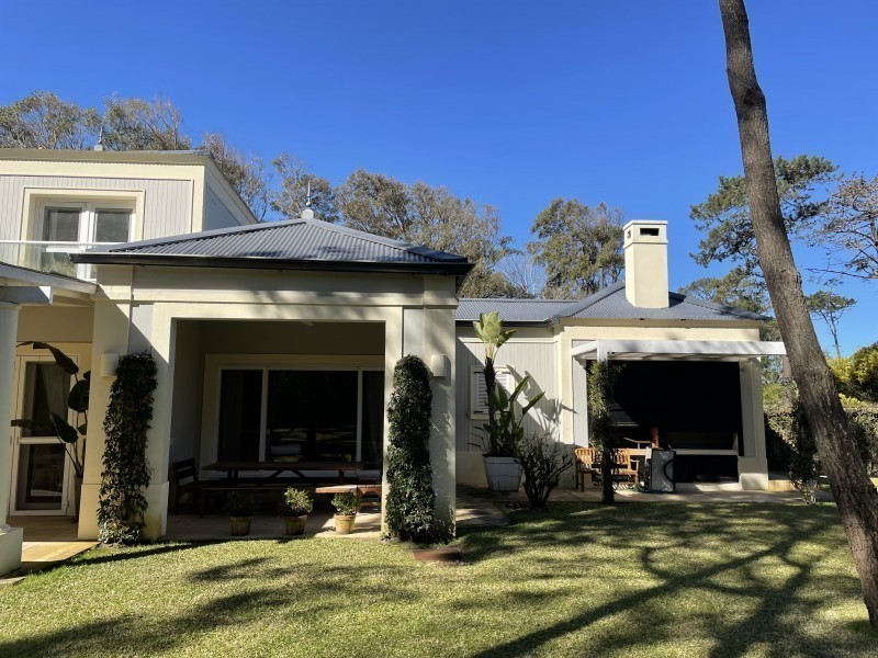 Casa de cinco dormitorios en alquiler en Laguna Blanca