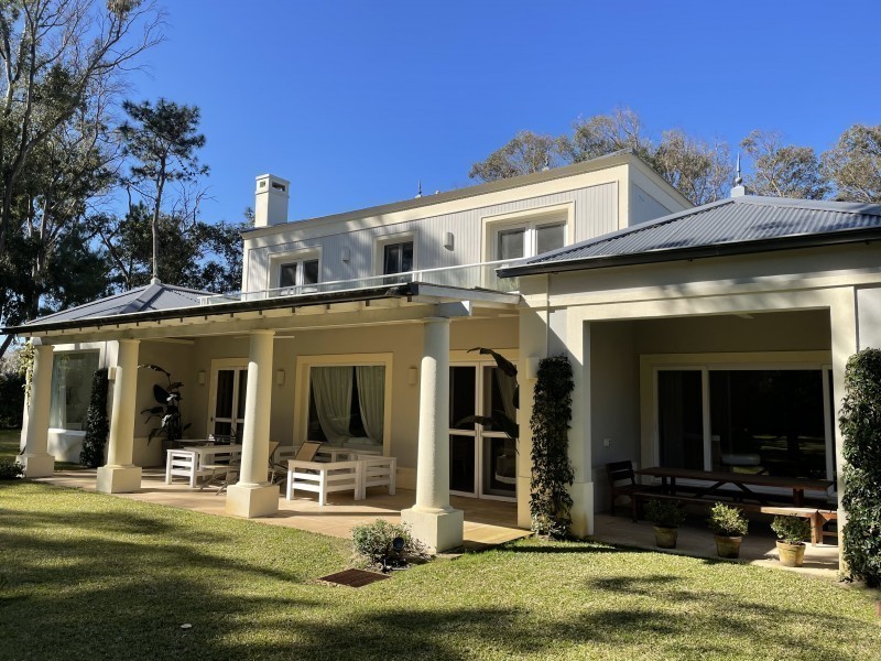 Casa de cinco dormitorios en alquiler en Laguna Blanca