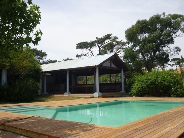 Clásico chalet en alquiler sobre La Barra muy bien ubicado