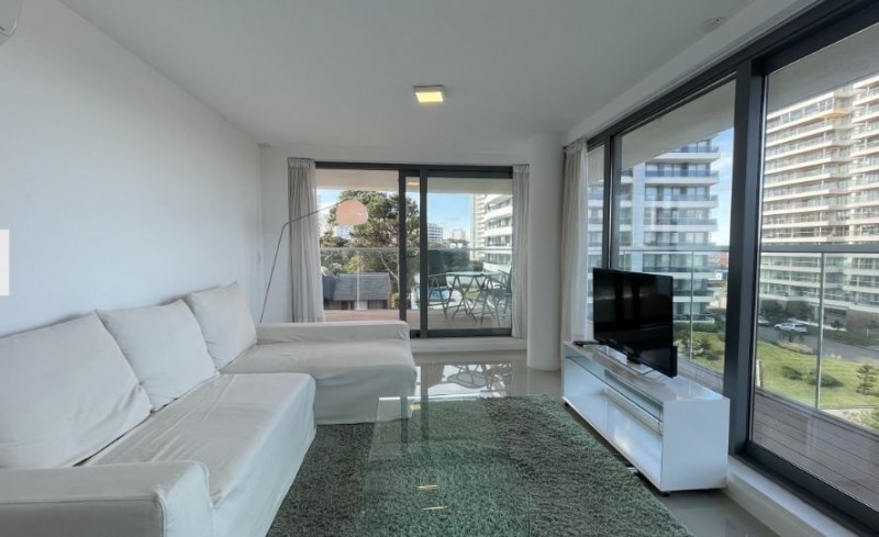 Departamento venta y alquiler en Edificio Chronos de Punta del Este, a pasos de la Playa Brava.