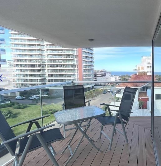 Departamento venta y alquiler en Edificio Chronos de Punta del Este, a pasos de la Playa Brava.