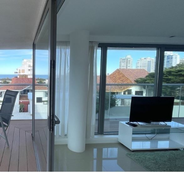 Departamento venta y alquiler en Edificio Chronos de Punta del Este, a pasos de la Playa Brava.