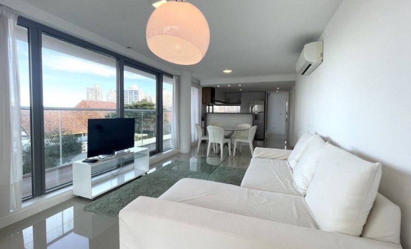 Departamento venta y alquiler en Edificio Chronos de Punta del Este, a pasos de la Playa Brava.