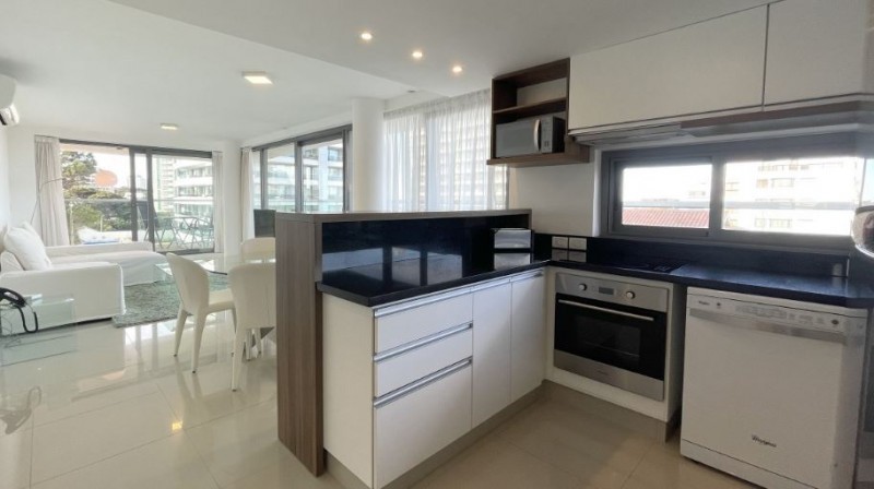 Departamento venta y alquiler en Edificio Chronos de Punta del Este, a pasos de la Playa Brava.
