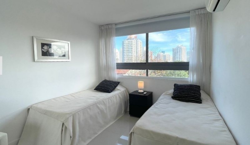 Departamento venta y alquiler en Edificio Chronos de Punta del Este, a pasos de la Playa Brava.