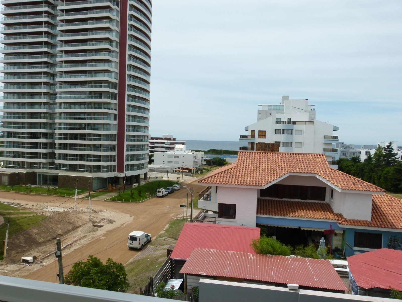 Departamento venta y alquiler en Edificio Chronos de Punta del Este, a pasos de la Playa Brava.