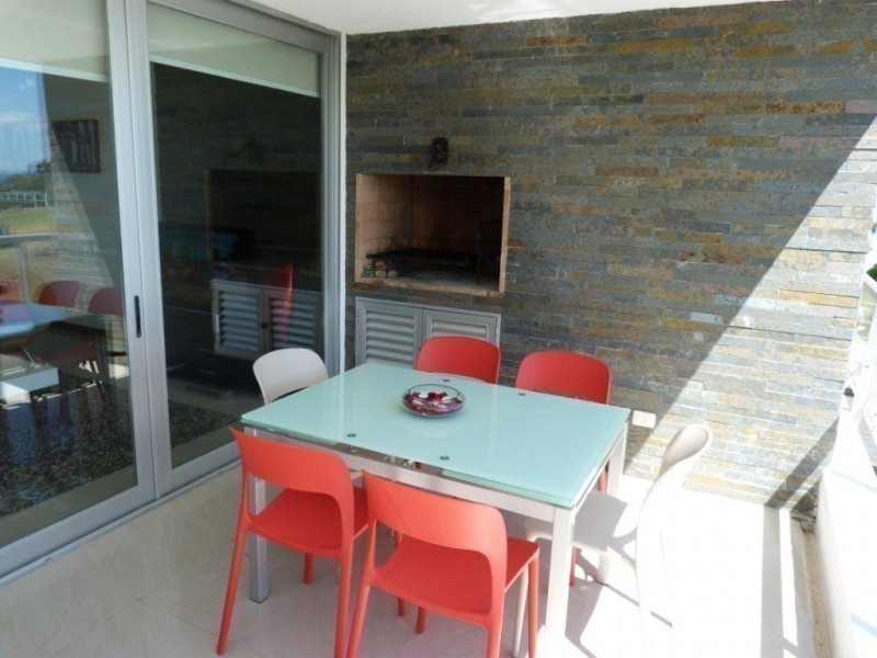 Excelente apartamento dos dormitorios, dos baños con amplias terrazas y vista al mar