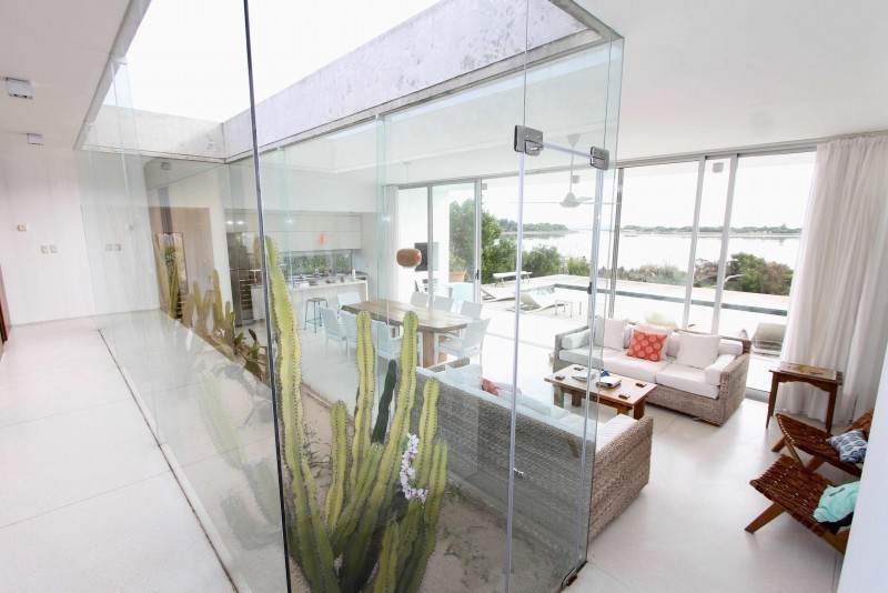 Muy linda casa sobre la laguna de Jose Ignacio