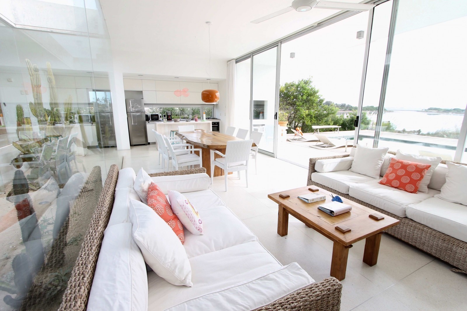 Muy linda casa sobre la laguna de Jose Ignacio