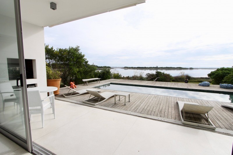 Muy linda casa sobre la laguna de Jose Ignacio
