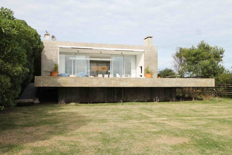 Muy linda casa sobre la laguna de Jose Ignacio