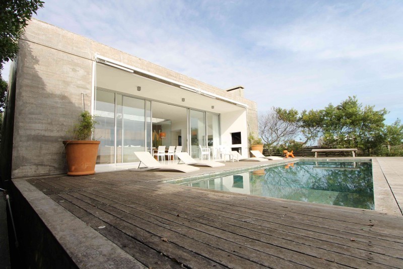 Muy linda casa sobre la laguna de Jose Ignacio