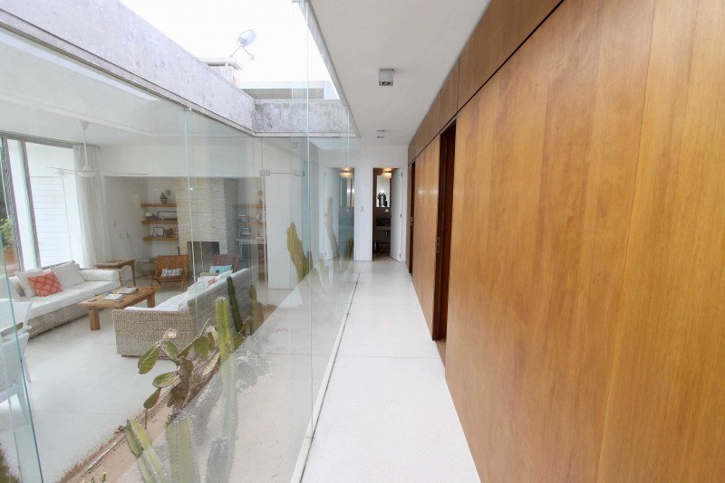 Muy linda casa sobre la laguna de Jose Ignacio
