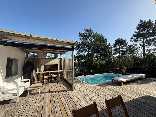 Casa de playa en una planta en Club de Mar