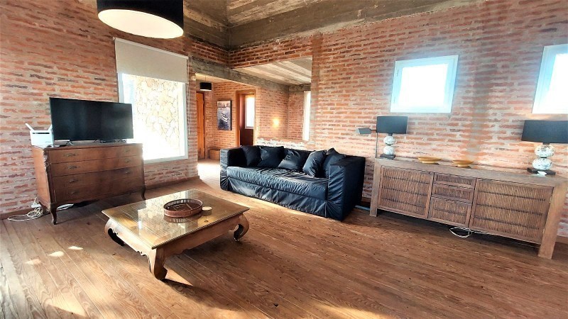 Hermosa casa en venta y alquiler,  5 dormitorios, 2 en suite, piscina y parrillero a 150 mts del mar
