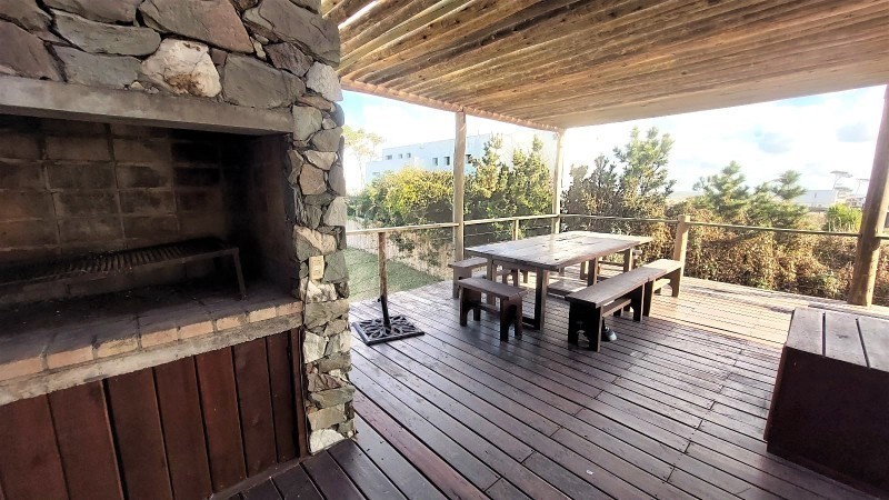 Hermosa casa en venta y alquiler,  5 dormitorios, 2 en suite, piscina y parrillero a 150 mts del mar
